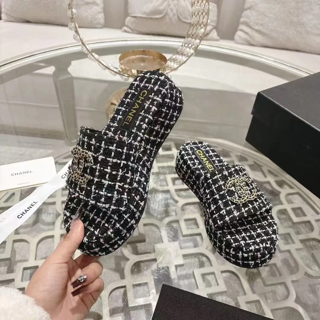 👟👟Ex-factory price 480👟👟 🎉Chanel Chanel 2025 Xiaoxiang C family thick-soled sandals series official website synchronization, classic and elegant, casual wear 🌹🌹🌹🌹Original logo ~ Made of imported sheepskin and C family custom fabrics, a variety of colors for the goddess to choose! ❤️❤️❤️❤️ Code number: 36~40 (35.41.42 customized, non-returnable) Color: 5 colors;
